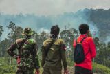 Petugas gabungan dari TNI, PPH PT Alam Bukit Tigapuluh, dan BPBD melihat asap mengepul saat terjadi kebakaran hutan dan lahan (karhutla) di kawasan penyangga Taman Nasional Bukit Tigapuluh (TNBT), Tebo, Jambi, Minggu (18/8/2024). Kebakaran yang terjadi sejak Sabtu (17/8) malam itu hanya berjarak sekitar 3 kilometer dari Taman Nasional Bukit Tigapuluh. ANTARA FOTO/Wahdi Septiawan/nz.