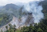 Foto udara kebakaran hutan dan lahan (karhutla) di kawasan penyangga Taman Nasional Bukit Tigapuluh (TNBT), Tebo, Jambi, Minggu (18/8/2024). Kebakaran yang terjadi sejak Sabtu (17/8) malam itu hanya berjarak sekitar 3 kilometer dari Taman Nasional Bukit Tigapuluh. ANTARA FOTO/Wahdi Septiawan/nz.