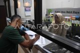 Warga menandatangani daftar hadir undangan upacara HUT Ke-79 RI yang akan berlangsung di IKN di Kantor Desa Bukit Raya, Sepaku, Penajam Paser Utara, Kalimantan Timur, Jumat (16/8/2024). Pemerintah mengundang masyarakat sekitar IKN untuk menghadiri upacara HUT Ke-79 RI sebanyak 1.000 orang, yang terbagi 500 orang dalam upacara pengibaran bendera dan 500 orang untuk menghadiri upacara penurunan bendera. Antara Kaltim/M Risyal Hidayat