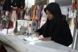 Pekerja menjahit busana muslim sebelum diekspor ke Jerman dan Malaysia di rumah produksi Almira Handmade, Malang, Jawa Timur, Selasa (20/8/2024). Kementerian Pariwisata dan Ekonomi Kreatif (Kemenparekraf) mencatat capaian ekspor sektor ekonomi kreatif pada semester pertama 2024 meningkat menjadi Rp12,36 miliar dolar dibandingkan periode yang sama tahun lalu yang berada di angka Rp11,82 miliar dollar dengan komoditi terbesar berupa produk fesyen. Antara Jatim/Ari Bowo Sucipto/um