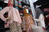 Pekerja menata busana muslim sebelum diekspor ke Jerman dan Malaysia di rumah produksi Almira Handmade, Malang, Jawa Timur, Selasa (20/8/2024). Kementerian Pariwisata dan Ekonomi Kreatif (Kemenparekraf) mencatat capaian ekspor sektor ekonomi kreatif pada semester pertama 2024 meningkat menjadi Rp12,36 miliar dolar dibandingkan periode yang sama tahun lalu yang berada di angka Rp11,82 miliar dollar dengan komoditi terbesar berupa produk fesyen. Antara Jatim/Ari Bowo Sucipto/um