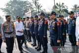 Kapolda Jabar Irjen Pol Akhmad Wiyagus (kiri) bersama PJ Gubernur Jawa Barat Bey Machmudin (kedua kiri) memeriksa kesiapan pasukan saat Apel Gelaran Pasukan Operasi Mantap Praja Lodaya di Jalan Diponegoro, Bandung, Jawa Barat, Selasa (20/8/2024). Pemerintah Provinsi Jawa Barat bersama Polda Jabar, dan instansi terkait menggelar Apel Gelar Pasukan Mantap Praja Lodaya yang ditujukan untuk pengamanan pemilihan kepala daerah di 140.457 TPS yang ada di Jawa Barat. ANTARA FOTO/Raisan Al Farisi/agr