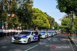 Defile kendaraan kepolisian mengikuti Apel Gelaran Pasukan Operasi Mantap Praja Lodaya di Jalan Diponegoro, Bandung, Jawa Barat, Selasa (20/8/2024). Pemerintah Provinsi Jawa Barat bersama Polda Jabar, dan instansi terkait menggelar Apel Gelar Pasukan Mantap Praja Lodaya yang ditujukan untuk pengamanan pemilihan kepala daerah di 140.457 TPS yang ada di Jawa Barat. ANTARA FOTO/Raisan Al Farisi/agr