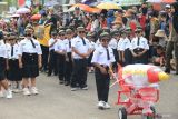 Pelajar dari lembaga Pendidikan Anak Usia Dini (PAUD) hingga Sekolah Dasar (SD) mengikuti pawai baris indah di Bangka Selatan, Selasa (20/8/2024). Pawai baris indah yang diikuti ratusan pelajar dari tingkat PAUD hingga SD itu dilaksanakan dalam rangka menyambut HUT Ke-79 Kemerdekaan Republik Indonesia. (ANTARA FOTO/Rusdiyanto)