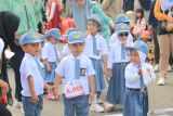 Pelajar dari lembaga Pendidikan Anak Usia Dini (PAUD) hingga Sekolah Dasar (SD) mengikuti pawai baris indah di Bangka Selatan, Selasa (20/8/2024). Pawai baris indah yang diikuti ratusan pelajar dari tingkat PAUD hingga SD itu dilaksanakan dalam rangka menyambut HUT Ke-79 Kemerdekaan Republik Indonesia. (ANTARA FOTO/Rusdiyanto)