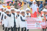 Pelajar dari lembaga Pendidikan Anak Usia Dini (PAUD) hingga Sekolah Dasar (SD) mengikuti pawai baris indah di Bangka Selatan, Selasa (20/8/2024). Pawai baris indah yang diikuti ratusan pelajar dari tingkat PAUD hingga SD itu dilaksanakan dalam rangka menyambut HUT Ke-79 Kemerdekaan Republik Indonesia. (ANTARA FOTO/Rusdiyanto)