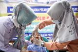 Petugas kesehatan meneteskan vaksin polio kepada balita saat Pekan Imunisasi Nasional (PIN) Polio di Posyandu Citra, Samarinda, Kalimantan Timur, Selasa (20/8/2024). Dinas Kesehatan Provinsi Kalimantan Timur menyiapkan vaksinasi polio kepada 521.923 anak usia 0-7 tahun di 10 kabupaten/kota guna memberantas penyakit polio dan melindungi generasi muda dari risiko cacat permanen akibat infeksi virus polio. Antara Kaltim/M Risyal Hidayat