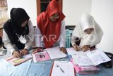 Petugas kesehatan mendata penerima vaksin saat Pekan Imunisasi Nasional (PIN) Polio di Posyandu Citra, Samarinda, Kalimantan Timur, Selasa (20/8/2024). Dinas Kesehatan Provinsi Kalimantan Timur menyiapkan vaksinasi polio kepada 521.923 anak usia 0-7 tahun di 10 kabupaten/kota guna memberantas penyakit polio dan melindungi generasi muda dari risiko cacat permanen akibat infeksi virus polio. Antara Kaltim/M Risyal Hidayat