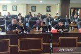 Kalangan DPRD Kotabaru Kalimantan Selatan bersama pemerintah daerah setempat sepakat Rancangan Peraturan Daerah ( Raperda) tentang Bangunan dan Gedung untuk dijadikan Peraturan Daerah (Perda) pada sidang paripurna masa persidangan 1 rapat ke-4 Tahun 2024, Senin(19/8/2024)HO-humas DPRD)