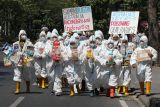 Sejumlah aktivis lingkungan dari Ecoton membawa sampah plastik impor saat berunjuk rasa di depan Kantor Konsulat Jenderal Australia di Surabaya, Jawa Timur, Senin (19/8/2024). Mereka mendesak penghentian pengiriman sampah plastik dari Australia ke Indonesia. ANTARA FOTO/Didik Suhartono/rwa.