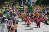 Wisatawan menyaksikan parade budaya pada penutupan Festival Ulun Danu Beratan di Bedugul, Tabanan, Bali, Senin (19/8/2024). Festival budaya yang merupakan rangkaian perayaan Hari Kemerdekaan Indonesia tersebut digelar sebagai daya tarik pariwisata serta untuk meningkatkan jumlah kunjungan wisatawan di kawasan wisata itu. ANTARA FOTO/Nyoman Hendra Wibowo/wsj.