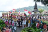 Wisatawan menyaksikan parade budaya pada penutupan Festival Ulun Danu Beratan di Bedugul, Tabanan, Bali, Senin (19/8/2024). Festival budaya yang merupakan rangkaian perayaan Hari Kemerdekaan Indonesia tersebut digelar sebagai daya tarik pariwisata serta untuk meningkatkan jumlah kunjungan wisatawan di kawasan wisata itu. ANTARA FOTO/Nyoman Hendra Wibowo/wsj.