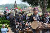 Sejumlah seniman menampilkan kesenian baleganjur saat parade budaya pada penutupan Festival Ulun Danu Beratan di Bedugul, Tabanan, Bali, Senin (19/8/2024). Festival budaya yang merupakan rangkaian perayaan Hari Kemerdekaan Indonesia tersebut digelar sebagai daya tarik pariwisata serta untuk meningkatkan jumlah kunjungan wisatawan di kawasan wisata itu. ANTARA FOTO/Nyoman Hendra Wibowo/wsj.