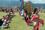 Wisatawan menyaksikan parade budaya pada penutupan Festival Ulun Danu Beratan di Bedugul, Tabanan, Bali, Senin (19/8/2024). Festival budaya yang merupakan rangkaian perayaan Hari Kemerdekaan Indonesia tersebut digelar sebagai daya tarik pariwisata serta untuk meningkatkan jumlah kunjungan wisatawan di kawasan wisata itu. ANTARA FOTO/Nyoman Hendra Wibowo/wsj.