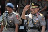 Kapolri Jenderal Pol Listyo Sigit Prabowo (kanan) melambaikan tangan usai upacara Hari Juang Polri di Monumen Perjuangan Polri, Surabaya, Jawa Timur, Rabu (21/8/2024). Kepolisian Republik Indonesia (Polri) menggelar peringatan Hari Juang Polri 2024 di Monumen Perjuangan Polri untuk pertama kalinya setelah sebelumnya disahkan oleh Kapolri Jenderal Polisi Listyo Sigit Prabowo pada 22 Januari 2024 melalui Keputusan Kapolri Nomor 95/I/2024 tentang Hari Juang Polri. Antara Jatim/Didik Suhartono/um