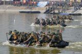 Prajurit Marinir berpacu kecepatan dalam lomba balap dayung perahu karet di Long Storage Kalimati, Desa Kwatu, Mojoanyar, Mojokerto, Jawa Timur, Rabu (21/8/2024). Lomba tersebut bertujuan untuk meningkatkan kemampuan setiap prajurit dalam bekerja sama dalam tim dan mencari bibit atlet dayung dari Korps Marinir TNI AL. Antara Jatim/Umarul Faruq/mas