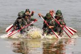 Prajurit Marinir berpacu kecepatan dalam lomba balap dayung perahu karet di Long Storage Kalimati, Desa Kwatu, Mojoanyar, Mojokerto, Jawa Timur, Rabu (21/8/2024). Lomba tersebut bertujuan untuk meningkatkan kemampuan setiap prajurit dalam bekerja sama dalam tim dan mencari bibit atlet dayung dari Korps Marinir TNI AL. Antara Jatim/Umarul Faruq/mas