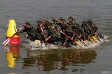 Prajurit Marinir berpacu kecepatan dalam lomba balap dayung perahu karet di Long Storage Kalimati, Desa Kwatu, Mojoanyar, Mojokerto, Jawa Timur, Rabu (21/8/2024). Lomba tersebut bertujuan untuk meningkatkan kemampuan setiap prajurit dalam bekerja sama dalam tim dan mencari bibit atlet dayung dari Korps Marinir TNI AL. Antara Jatim/Umarul Faruq/mas