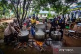 Gawi Sabumi di Situs Geopark Meratus. Sejumlah warga bergotong royong membuat sajian makanan di Desa Belangian, Kabupaten Banjar, Kalimantan Selatan, Rabu (21/8/2024). Budaya mamasak secara bergotong royong atau di sebut Gawi Sebumi menjadi kearifan lokal masyarakat setempat apabila banyak tamu yang berkunjung di desa tersebut dan telah ditetapkan menjadi salah satu situs budaya Geopark Meratus yang diajukan ke UNESCO Global Geopark. ANTARA FOTO/Bayu Pratama S.