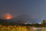 Lanskap hutan yang terbakar di Gunung Guntur terlihat dari Kawasan Cipanas, Kabupaten Garut, Jawa Barat, Selasa (20/8/2024). Data dari Dinas Pemadam Kebakaran Kabupaten Garut mencatat, kebakaran yang melanda hutan di Gunung Guntur sejak Senin (19/8/2024) petang membakar 16 hektare kawasan hutan. ANTARA FOTO/Raisan Al Farisi/agr