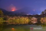 Lanskap hutan yang terbakar di Gunung Guntur terlihat dari Kawasan Cipanas, Kabupaten Garut, Jawa Barat, Selasa (20/8/2024). Data dari Dinas Pemadam Kebakaran Kabupaten Garut mencatat, kebakaran yang melanda hutan di Gunung Guntur sejak Senin (19/8/2024) petang membakar 16 hektare kawasan hutan. ANTARA FOTO/Raisan Al Farisi/agr