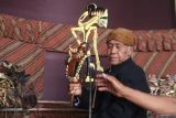 Dalang Bani mementaskan wayang Mbah Gandrung dengan lakon Minakjinggo di Balai Desa Pagung, Kediri, Jawa Timur, Rabu (21/8/2024). Pentas yang diselenggarakan oleh Dinas Pariwisata dan Kebudayaan Kediri tersebut sebagai upaya melestarikan wayang Mbah Gandrung sebagai kesenian asli lereng Gunung Wilis. ANTARA Jatim/Prasetia Fauzani/mas.