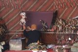 Dalang Bani mementaskan wayang Mbah Gandrung dengan lakon Minakjinggo di Balai Desa Pagung, Kediri, Jawa Timur, Rabu (21/8/2024). Pentas yang diselenggarakan oleh Dinas Pariwisata dan Kebudayaan Kediri tersebut sebagai upaya melestarikan wayang Mbah Gandrung sebagai kesenian asli lereng Gunung Wilis. ANTARA Jatim/Prasetia Fauzani/mas.