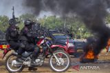 Personel Brimob berupaya menutup jalan para pengunjuk rasa yang anarkis saat simulasi pengamanan Pilkada di area GOR Singalodra, Indramayu, Jawa Barat, Rabu (21/8/2024). Simulasi yang melibatkan unsur gabungan itu digelar Polres Indramayu untuk meningkatkan kemampuan personel pengamanan serta mengantisipasi potensi gangguan keamanan jelang penyelenggaraan Pilkada 2024 di wilayah hukum Kabupaten Indramayu. ANTARA FOTO/Dedhez Anggara/agr