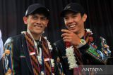 Atlet panjat tebing Veddriq Leonardo (kiri) peraih medali emas Olimpiade Paris 2024 berbincang bersama Atlet Balap Sepeda Bernard Benyamin Van Aert (kanan) saat tiba di Pontianak, Kalimantan Barat, Rabu (21/8/2024). Pemerintah Provinsi Kalimantan Barat menyambut kedatangan atlet panjat tebing asal Kota Pontianak itu dengan mengadakan arak-arakan keliling kota sebagai ungkapan kebanggaan terhadap Veddriq Leonardo yang telah mengharumkan nama Indonesia. ANTARA FOTO/Jessica Wuysang