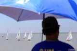 Warga menyaksikan lomba balap perahu layar tradisional di Pantai Kenjeran, Surabaya, Jawa Timur, Rabu (21/8/2024). Perlombaan yang mengusung tema Lautnya Terjaga, Nelayan Merdeka tersebut diikuti 50 peserta dalam rangka menyemarakkan HUT ke-79 Kemerdekaan Republik Indonesia. ANTARA Jatim/Moch Asim/um.