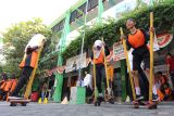 Murid kelas IV SD Negeri Airlangga 3 Surabaya memainkan permainan tradisional terompang pancung atau egrang saat sosialisasi dolanan nusantara di Surabaya, Jawa Timur, Rabu (21/8/2024). Kegiatan yang diselenggarakan komunitas kampoeng dolanan tersebut guna melestarikan permainan tradisional yang ada di nusantara.sekaligus menyemarakkan Bulan Permainan Rakyat dan Olahraga Tradisional (BPROT). ANTARA Jatim/Moch Asim/um.