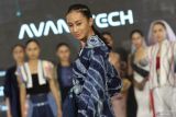 Peragawati memamerkan busana karya mahasiswiÂ  Universitas Kristen Petra saat Surabaya Fashion Parade bertemakan AVANTECH di Surabaya, Jawa Timur, Kamis (22/8/2024). Karya busana dari sejumlah mahasiswi Universitas Kristen Petra turut menyemarakkan gelaran peragaan busana yang berlangsung sampai 25 Agustus 2024. Antara Jatim/Didik Suhartono/um