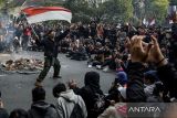 Massa yang tergabung dalam aliansi mahasiswa dan masyarakat mengibarkan bendera Merah Putih saat berunjuk rasa di depan Gedung DPRD Jawa Barat, Bandung, Jawa Barat, Kamis (22/8/2024). Aksi tersebut sebagai upaya mengawal putusan Mahkamah Konstitusi (MK) terkait ambang batas pencalonan Pilkada dan menolak revisi UU Pilkada oleh DPR karena dianggap bermasalah. ANTARA FOTO/Novrian Arbi/agr