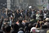 Massa yang tergabung dalam aliansi mahasiswa dan masyarakat berunjuk rasa di depan Gedung DPRD Jawa Barat, Bandung, Jawa Barat, Kamis (22/8/24). Aksi tersebut untuk mengawal putusan Mahkamah Konstitusi (MK) terkait ambang batas dalam pilkada dan menolak upaya DPR RI untuk melakukan revisi UU Pilkada. ANTARA FOTO/Novrian Arbi/agr