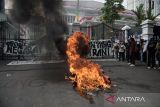 Massa yang tergabung dalam aliansi mahasiswa dan masyarakat membakar ban dan pembatas jalan saat berunjuk rasa di depan Gedung DPRD Jawa Barat, Bandung, Jawa Barat, Kamis (22/8/24). Aksi tersebut untuk mengawal putusan Mahkamah Konstitusi (MK) terkait ambang batas dalam pilkada dan menolak upaya DPR RI untuk melakukan revisi UU Pilkada. ANTARA FOTO/Novrian Arbi/agr