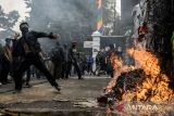 Pengunjuk rasa melempar batu saat aksi kawal putusan MK di depan Gedung DPRD Jawa Barat, Bandung, Jawa Barat, Kamis (22/8/2024). Aksi menolak upaya revisi Undang-undang Pilkada oleh DPR RI tersebut berakhir ricuh dengan pihak kepolisian. ANTARA FOTO/Novrian Arbi/agr
