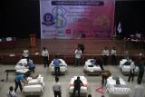 Sejumlah peserta mengikuti kompetisi merapikan dan menata tempat tidur (Bed Making Competition) di Gedung Kemuning Gading, Kota Bogor, Jawa Barat, Rabu (21/8/2024). Kompetisi yang diselenggarakan Badan Pimpinan Cabang (BPC) Indonesian Housekeepers Association (IHKA) Bogor yang diikuti 56 peserta dari industri maupun sekolah pariwisata dan perhotelan di wilayah Kota dan Kabupaten Bogor tersebut selain dalam rangka memperingati HUT ke-8 BPC IHKA Bogor juga bertujuan untuk meningkatkan kemampuan serta keahlian peserta. (ANTARA FOTO/Arif Firmansyah).