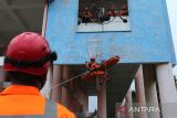 Anggota Basarnas menggunakan tandu mengevakuasi korban bencana dari Gedung Escape  Building saat Uji Pelaksanaan Pencarian dan Pertolongan di desa Lamjame, kabupaten Aceh Besar, Aceh, Kamis (22/8/2024). Tim gabungan Basarnas bersama Badan Penanggulangan Bencana Aceh (BPBA) dan Palang Merah Indonesia (PMI) di daerah itu menggelar latihan Uji Pelaksanaan Pencarian dan Pertolongan secara  serentak  di Indonesia itu untuk meningkatkan kesiapsiagaan personil dan juga peralatan operasional dalam menghadapi berbagai bencana, baik di darat, laut dan termasuk juga kecelakaan. ANTARA FOTO/Ampelsa.