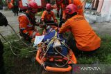 Anggota Basarnas menggunakan tandu mengevakuasi korban bencana dari Gedung Escape  Building saat Uji Pelaksanaan Pencarian dan Pertolongan di desa Lamjame, kabupaten Aceh Besar, Aceh, Kamis (22/8/2024). Tim gabungan Basarnas bersama Badan Penanggulangan Bencana Aceh (BPBA) dan Palang Merah Indonesia (PMI) di daerah itu menggelar latihan Uji Pelaksanaan Pencarian dan Pertolongan secara  serentak  di Indonesia itu untuk meningkatkan kesiapsiagaan personil dan juga peralatan operasional dalam menghadapi berbagai bencana, baik di darat, laut dan termasuk juga kecelakaan. ANTARA FOTO/Ampelsa.