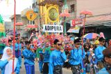 Sejumlah peserta tampil pada Karnaval Hari Ulang Tahun Ke-79 Republik Indonesia di Bangka Selatan, Kamis (22/8/2024). Karnaval yang melibatkan siswa hingga masyarakat itu menampilkan sejumlah atraksi budaya dan kendaraan hias. (ANTARA FOTO/Rusdiyanto)