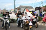 Sejumlah peserta tampil pada Karnaval Hari Ulang Tahun Ke-79 Republik Indonesia di Bangka Selatan, Kamis (22/8/2024). Karnaval yang melibatkan siswa hingga masyarakat itu menampilkan sejumlah atraksi budaya dan kendaraan hias. (ANTARA FOTO/Rusdiyanto)