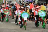 Sejumlah peserta tampil pada Karnaval Hari Ulang Tahun Ke-79 Republik Indonesia di Bangka Selatan, Kamis (22/8/2024). Karnaval yang melibatkan siswa hingga masyarakat itu menampilkan sejumlah atraksi budaya dan kendaraan hias. (ANTARA FOTO/Rusdiyanto)