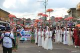 Sejumlah peserta tampil pada Karnaval Hari Ulang Tahun Ke-79 Republik Indonesia di Bangka Selatan, Kamis (22/8/2024). Karnaval yang melibatkan siswa hingga masyarakat itu menampilkan sejumlah atraksi budaya dan kendaraan hias. (ANTARA FOTO/Rusdiyanto)