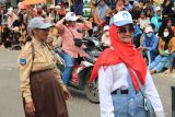 Sejumlah peserta tampil pada Karnaval Hari Ulang Tahun Ke-79 Republik Indonesia di Bangka Selatan, Kamis (22/8/2024). Karnaval yang melibatkan siswa hingga masyarakat itu menampilkan sejumlah atraksi budaya dan kendaraan hias. (ANTARA FOTO/Rusdiyanto)