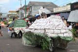 Sejumlah peserta tampil pada Karnaval Hari Ulang Tahun Ke-79 Republik Indonesia di Bangka Selatan, Kamis (22/8/2024). Karnaval yang melibatkan siswa hingga masyarakat itu menampilkan sejumlah atraksi budaya dan kendaraan hias. (ANTARA FOTO/Rusdiyanto)