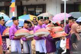 Sejumlah peserta tampil pada Karnaval Hari Ulang Tahun Ke-79 Republik Indonesia di Bangka Selatan, Kamis (22/8/2024). Karnaval yang melibatkan siswa hingga masyarakat itu menampilkan sejumlah atraksi budaya dan kendaraan hias. (ANTARA FOTO/Rusdiyanto)