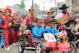 Sejumlah peserta tampil pada Karnaval Hari Ulang Tahun Ke-79 Republik Indonesia di Bangka Selatan, Kamis (22/8/2024). Karnaval yang melibatkan siswa hingga masyarakat itu menampilkan sejumlah atraksi budaya dan kendaraan hias. (ANTARA FOTO/Rusdiyanto)