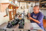 Perajin menyelesaikan pembuatan miniatur kereta api di Baros, Cimahi, Jawa Barat, Kamis (22/8/2024). Kementerian Koordinator Bidang Perekonomian mencatat penyaluran kredit usaha rakyat (KUR) telah terealisasi kepada 2,86 juta debitur dengan nilai mencapai Rp169,17 triliun dari Januari hingga 31 Juli 2024. ANTARA FOTO/Raisan Al Farisi/agr