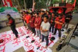 Unjuk rasa tolak pengesahan Revisi UU Pilkada di Sidoarjo. Mahasiswa yang tergabung dalam Pimpinan Cabang Ikatan Mahasiswa Muhammadiyah (IMM) melakukan sholat di depan Gedung DPRD Kabupaten Sidoarjo, Jawa Timur, Kamis (22/8/2024). Aksi tersebut sebagai bentuk penolakan terhadap revisi Undang-Undang Pemilihan Kepala Daerah (UU Pilkada) yang dianggap sebagai ancaman terhadap demokrasi. ANTARA Jatim/Umarul Faruq/mas.