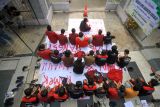 Mahasiswa yang tergabung dalam Pimpinan Cabang Ikatan Mahasiswa Muhammadiyah (IMM) berdoa bersama di depan Gedung DPRD Kabupaten Sidoarjo, Jawa Timur, Kamis (22/8/2024). Aksi tersebut sebagai bentuk penolakan terhadap revisi Undang-Undang Pemilihan Kepala Daerah (UU Pilkada) yang dianggap sebagai ancaman terhadap demokrasi. ANTARA Jatim/Umarul Faruq/mas.